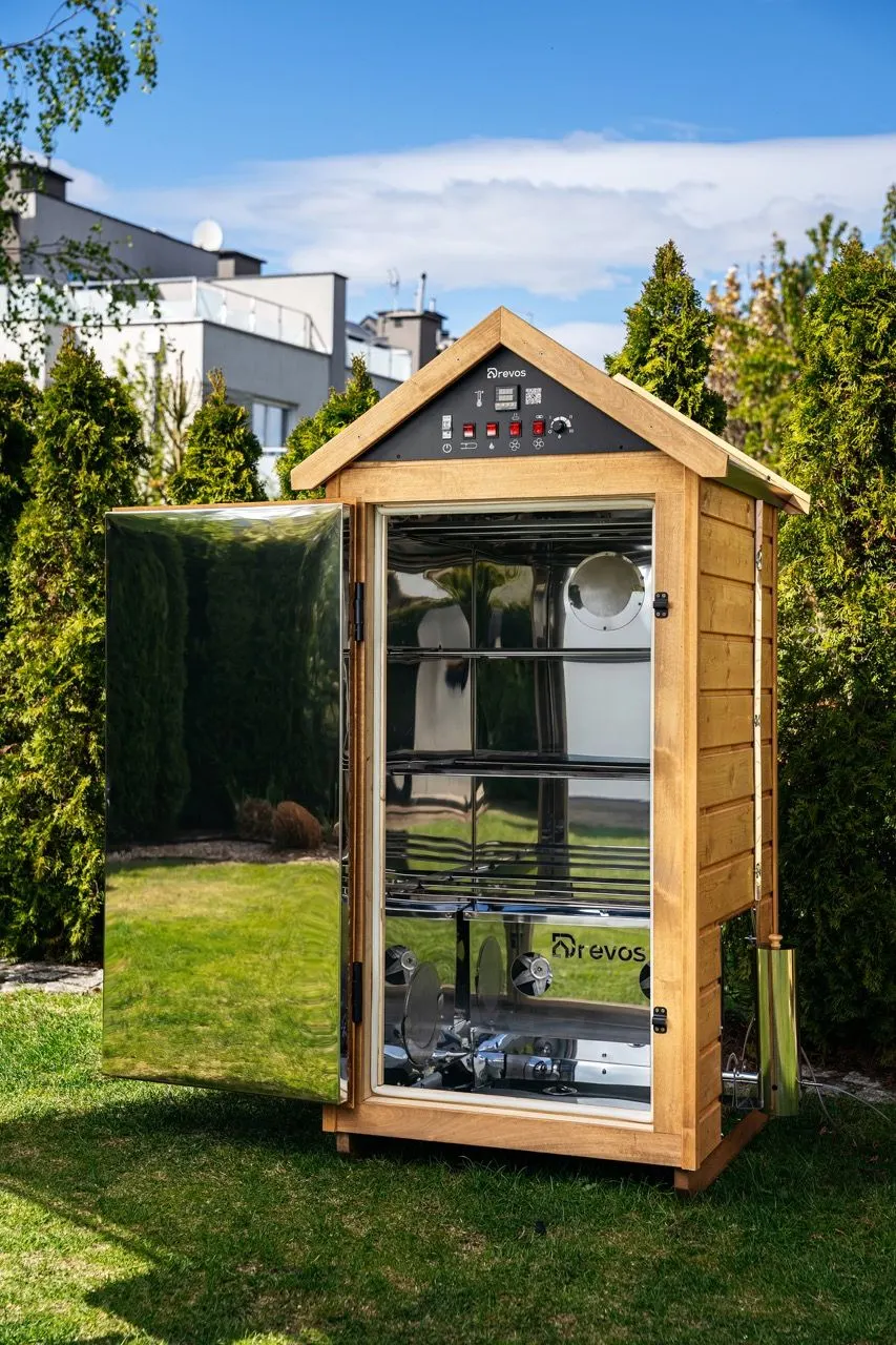 Widok z otwartymi drzwiami