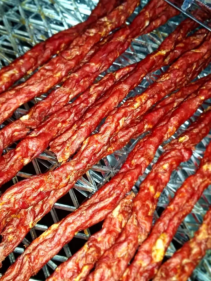 Kiełbaski na grillu – wędzenie na gorąco, wędzarnia DREVOS Big