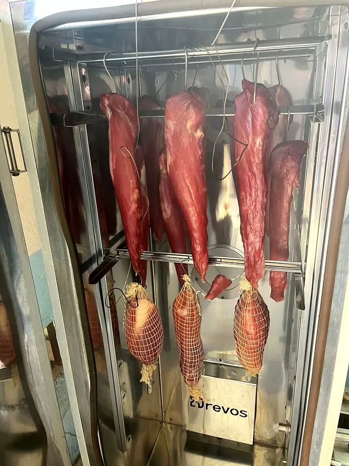 Wędzone mięso i kiełbasa — wędzenie na gorąco, wędzarnia DREVOS Classic PRO