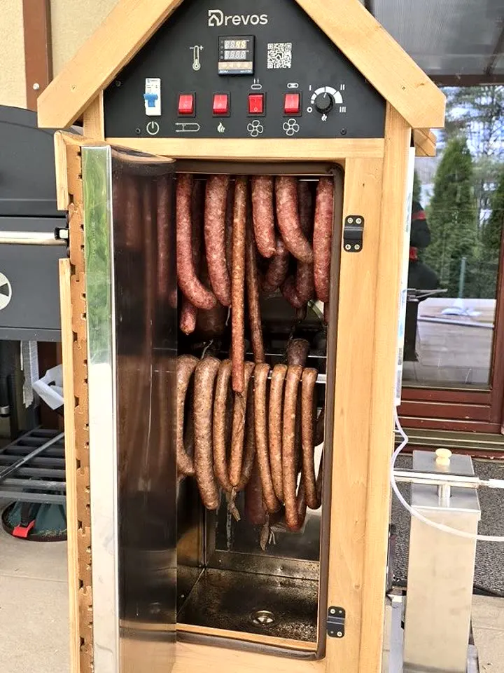 Kiełbasy i anchois w wędzarni DREVOS Family