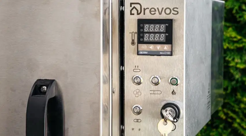 Bocznie wyjmowany sterownik DREVOS Smoke Chamber 25 z kluczykiem i przyciskami antywandalowymi