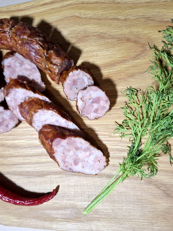 Kiełbasa pokrojona w plasterki - na stół, wędzarnia DREVOS Smoke Chamber 25