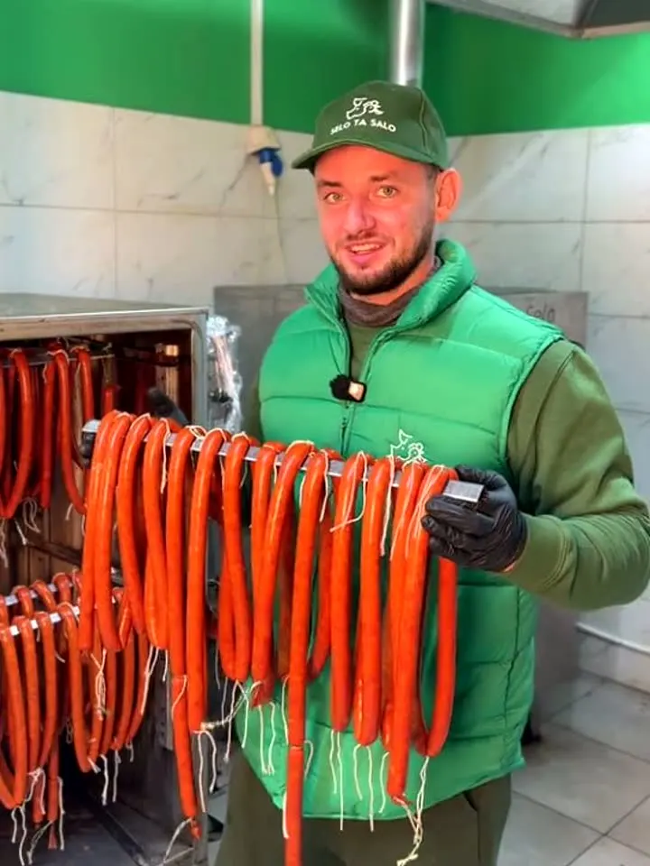 Właściciel z kiełbaskami – wędzenie na gorąco, wędzarnia DREVOS Smoke Chamber 50