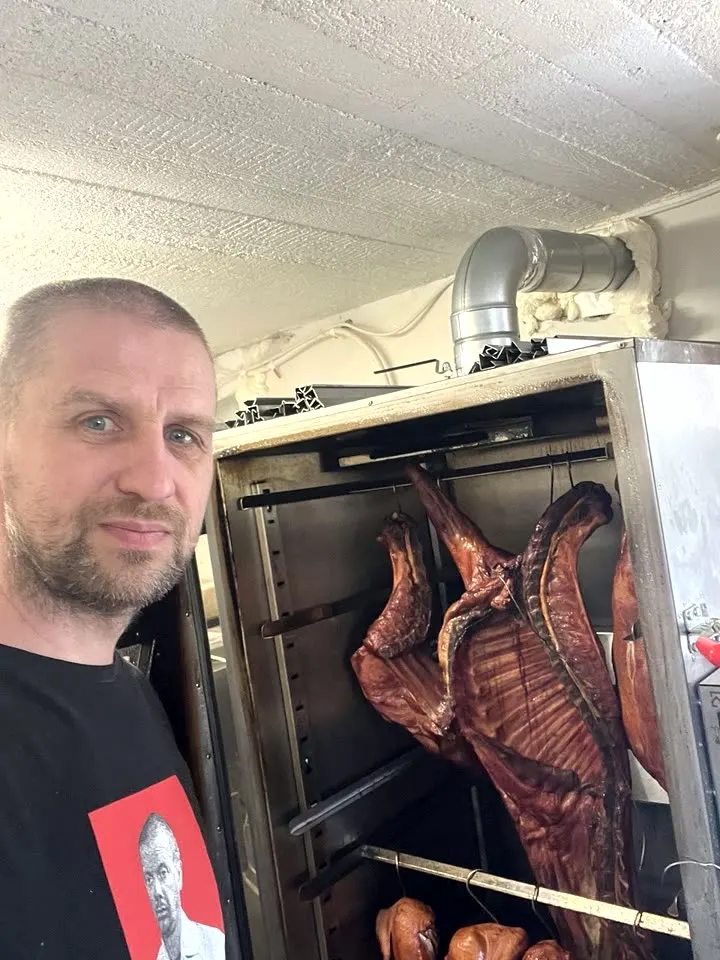 Właściciel z wędkarstwem — wędzenie na gorąco, wędzarnia DREVOS Smoke Chamber 50 +