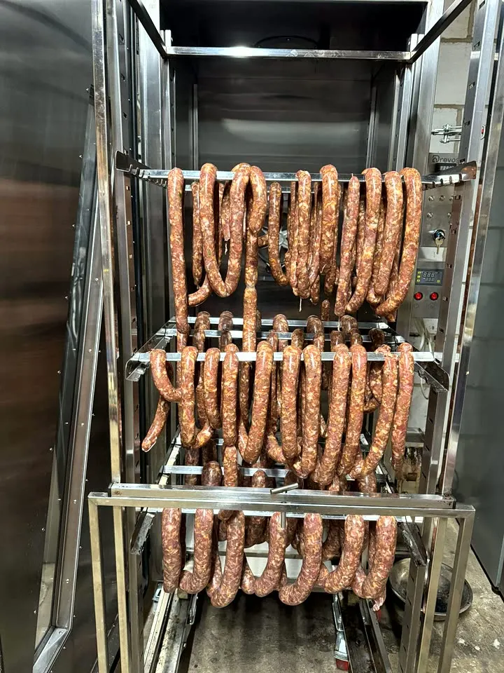 Kiełbasy, załadunek – wędzenie na gorąco, wędzarnia DREVOS Smoke Chamber 50 +